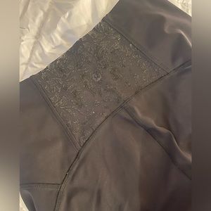 Womens size 6 Lululemon leggings 21 inch length